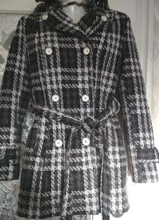 Підлозі пальто.