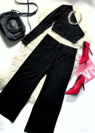 Костюм в рубчик брюки кльош топ на одне плече з одним рукавом