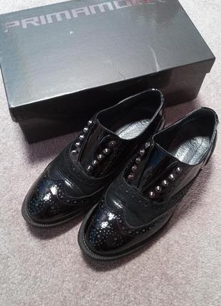 Туфли оксфорды с шипами primamoda