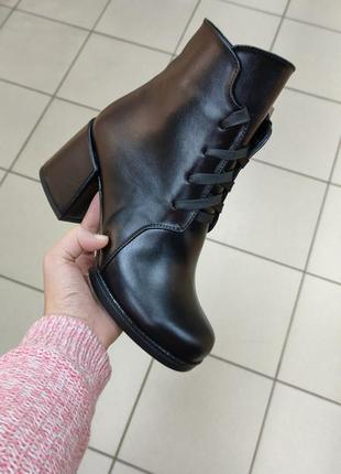 Черные кожаные демисезонные ботинки на устойчивом каблуке