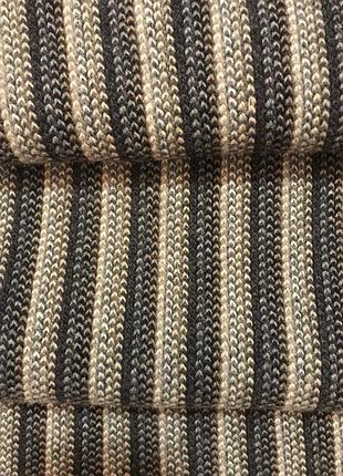 Очень красивый и стильный брендовый вязаный шарф.