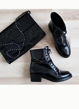 Кожаные ботинки лаковые на молнии глянцевые демисезонные ботинки на среднем каблуке жіночі чоботи