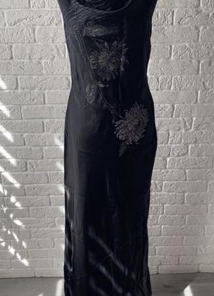 Чёрное вечернее шелковое платье с открытой спиной