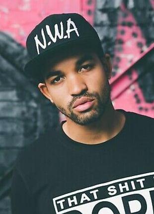 Кепка снепбек nwa з прямим козирком чорна, унісекс