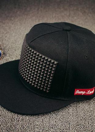 Кепка снепбек шипи з прямим козирком чорна, унісекс