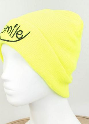 Стильная желтая осенняя демисезон зимняя шапка с надписью яркая2 фото