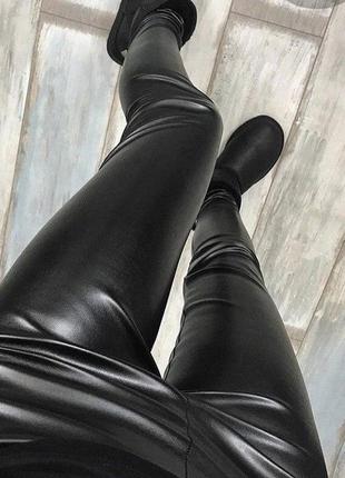 Черные кожаные лосины на флисе модные стильные трендовые