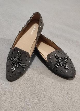 Туфлі замшеві сірі з декором з кристалів і шипів.2 фото