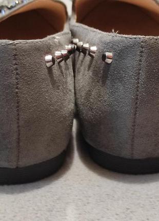 Туфлі замшеві сірі з декором з кристалів і шипів.7 фото