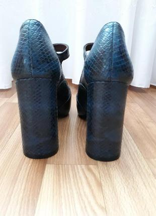 Туфли женские "под рептилию" с перемычкой на щиколотке10 фото