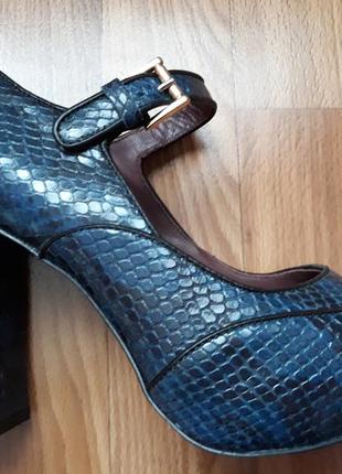 Туфли женские "под рептилию" с перемычкой на щиколотке3 фото