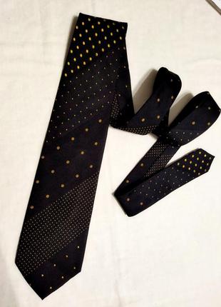!!!💯 шёлк!!!шёлковый базовый чёрный галстук с золотым крапом и логотипом!!5 фото