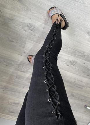 Джинсы на переплётах new look