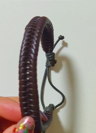 Стильный коричневый плетёный браслет из кожзама2 фото