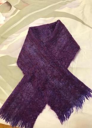 Яркий мохеровый шарф.