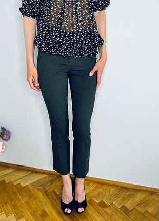 Стильні вкорочені брюки з кантом