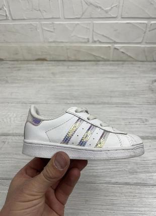 Белые кроссовки adidas superstar