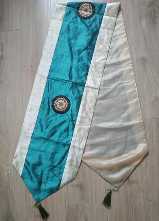 Красива доріжка на стіл