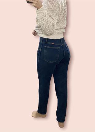 Темно синие джинсы