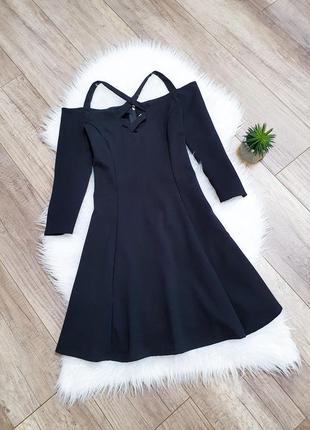 Красивое черное платье с открытыми плечами3 фото