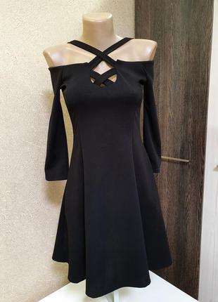 Красивое черное платье с открытыми плечами