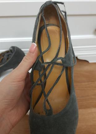 Серые замшевые туфли на каблуках3 фото