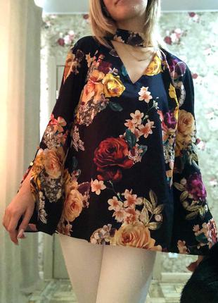 Блуза в цветы с вырезами6 фото