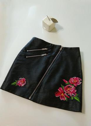 Кожаная юбка с вышивкой h&m 32 размер, юбка кожзам черная, мини юбка с вышивкой