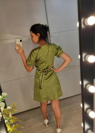 Атласное платье хаки зеленое вечернее нарядное шелковое с камнями4 фото