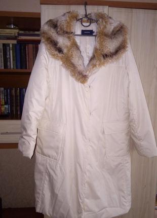 Белое тепленькое пальтишко с меховым воротником4 фото