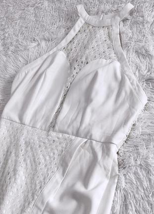 Стильное белое платье с имитацией запаха и открытой спиной ginger crowns1 фото