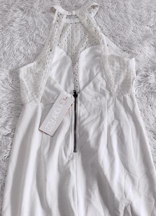 Стильное белое платье с имитацией запаха и открытой спиной ginger crowns8 фото