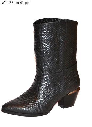 Сапоги  казаки кожаные  из натуральной под питон на низком каблуке 6см