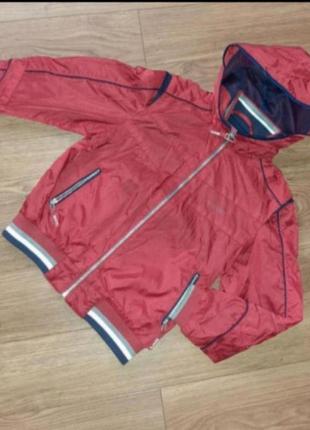 Стильна демісезонна куртка вітровка з капюшоном