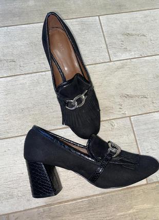 Чорні замшеві лофери на стійкому каблуці,ланцюг,товстий каблук