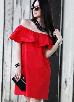 Красное платье с воланами опущенные плечи