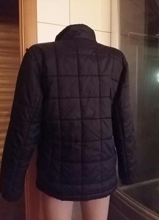 Мега красивая теплая курточка. от известного бренда. оригинал.3 фото