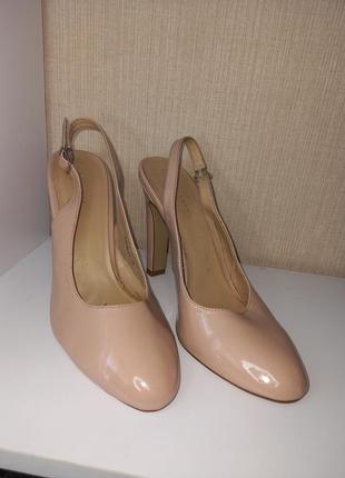 Шикарные босоножки с закрытым носком бежевого цвета 41 р.