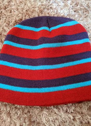 Яркая женская тёплая шапка в полоску германия
