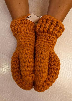 Дуже гарні та стильні в'язані рукавиці оранжевого кольору.2 фото