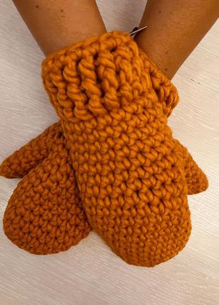 Дуже гарні та стильні в'язані рукавиці оранжевого кольору.