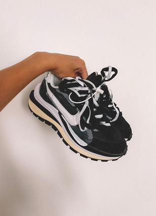 Крутые женские кроссовки sacai x nike vaporwaffle black white чёрные с белым