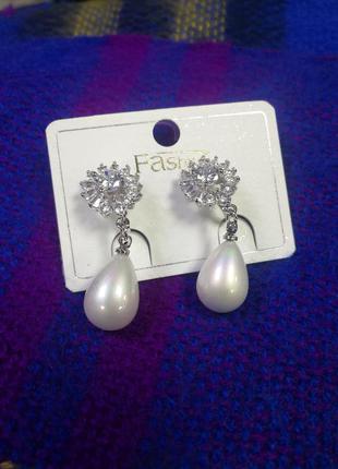 Клипсы нарядные с камнями и бусинкой капелькой