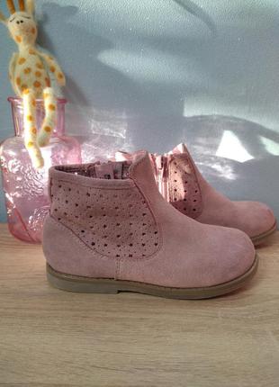 Замшевые красивые ботинки f&f с перфорацией