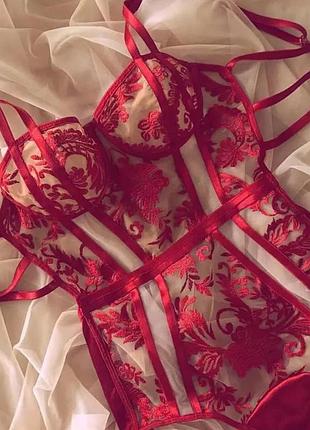 Шикарный кружевной боди с открытым доступом