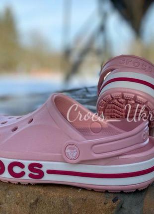 Светло розовые женские сабо crocs bayband2 фото