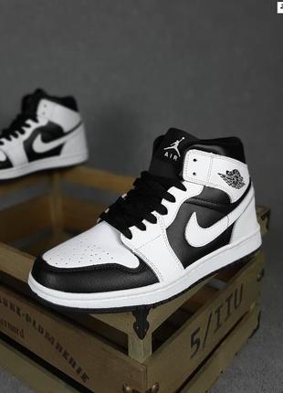 Замечательные женские высокие кроссовки nike air jordan 1 retro белые с чёрным