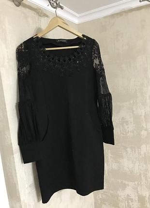 Чорне плаття середньої довжини