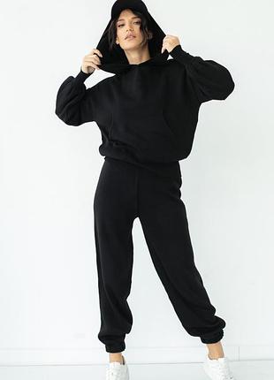 Женский вязаный комплект спортивного стиля