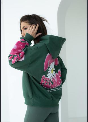 Худи с капюшоном и ярким принтом